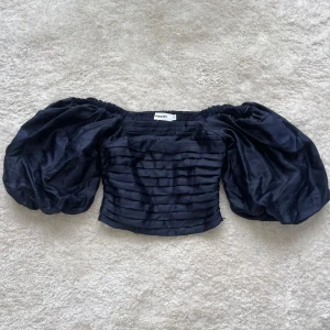 Marinblå offshoulder topp  - Snygg marinblå offshoulder topp från Kappahl med puffiga ärmar! 