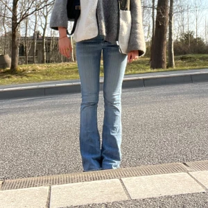 Perfekt låga bootcut Jeans!!🤩🤩 - Säljer nu ett par av mina favo jeans🥹riktigt snygga!! Dem har ett litet hål där bak men går att laga jätte lätt😘Älskar verkligen dessa!!