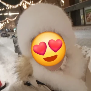 Vit pälsmössa - Elegant vit pälsmössa som ger en lyxig känsla. Perfekt för kalla vinterdagar och passar utmärkt till både vardag och festliga tillfällen. Mössan är fluffig och håller dig varm samtidigt som den är stilren.