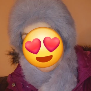 Grå pälsmössa - Elegant grå mössa i mjuk päls som ger en lyxig känsla. Perfekt för att hålla värmen under kalla vinterdagar. Matchar snyggt med andra pälsaccessoarer.