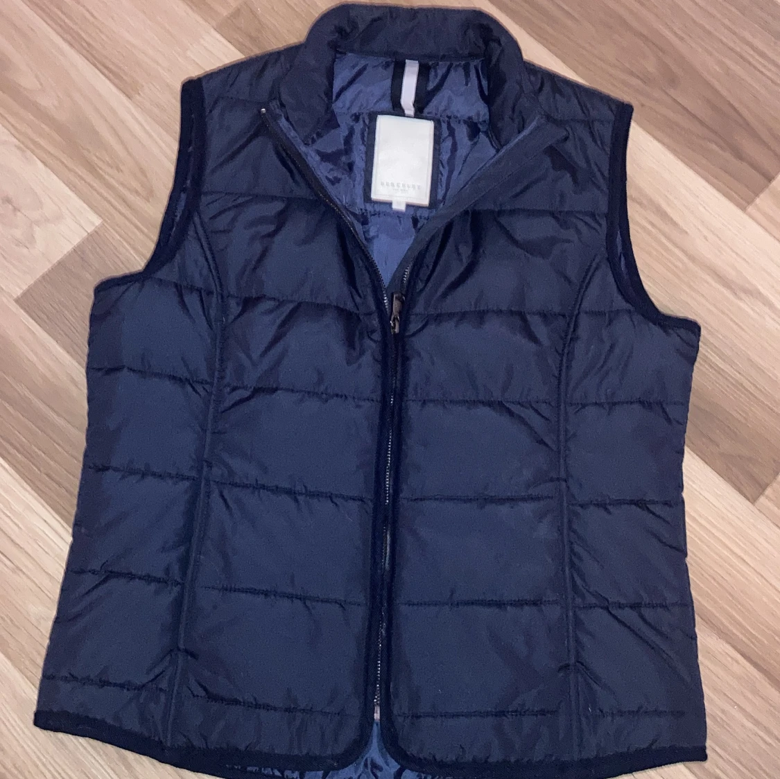 Mörkblå dunväst från Birkley