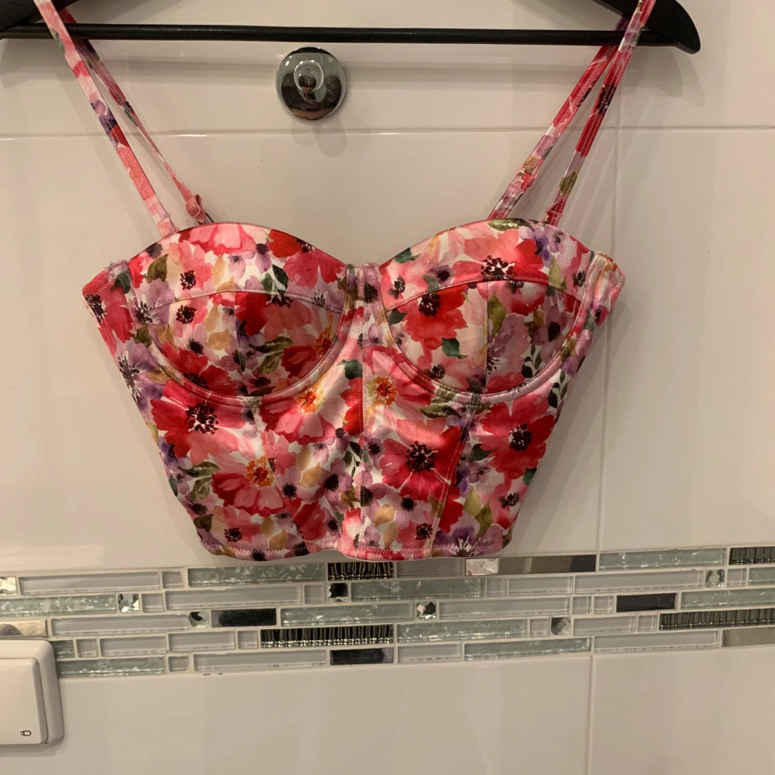 Blommig korsettopp från Amisu