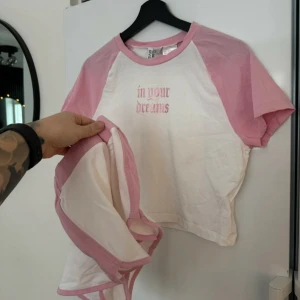 Vit och rosa pyjamas helt ny - Säljer en vit och rosa pyjamas med texten 'in your dreams' på framsidan. T-shirten har korta ärmar och en rund halsringning. Jätte skönt, men aldrig använt. Shortsen är förstora på mig. Storlek xl men passar m-xl beroende hur man vill att den ska sitta🌸