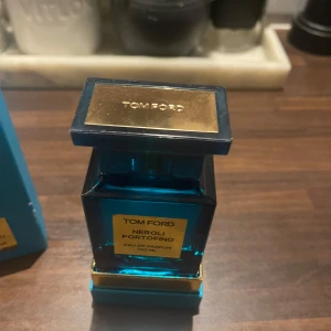 Tom Ford Neroli Portofino Eau de Parfum - Säljer en lyxig Tom Ford parfym på grund av att jag behöver en vinter parfym istället. Jag har bara test sprutat parfymen, helt full. Nypris 3800kr, fick den efter sommarn men knappt använt den. Priset är inte hugget i sten (går att diskutera) för minsta lilla hör av er 😊