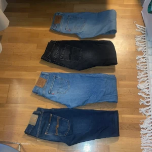 Fyra par jeans i olika färger - Säljer fyra par jeans i olika nyanser av blått och svart. Märken inkluderar Levi's och nudie. Perfekta för en casual look. Ta rubbet för 1500