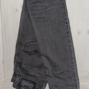 Grå Replay Anbass Jeans - jeans från Replay, modell Anbass med slim fit. |Storlek: W29 L32|Skick:9/10|Tillbehör: jeans och allt og (se sista bild) |Nypris:1100kr|Hör av er för ev frågor och bilder✔️. Priset kan diskuteras vid snabb affär!📋 Inga byten!