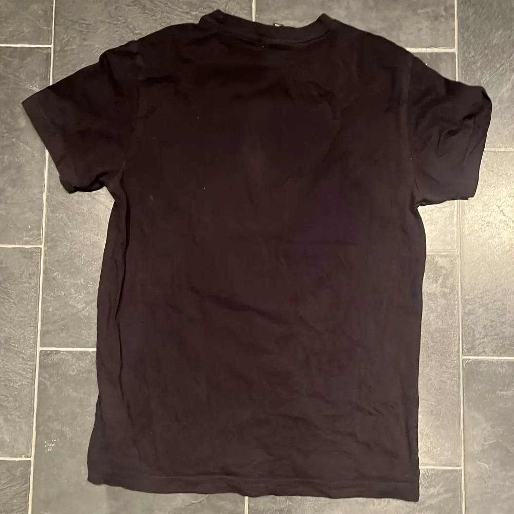 Säljer en svart t-shirt med ett coolt Rick and Morty-tryck på framsidan. Perfekt för fans av serien! T-shirten är kortärmad och har en normal passform.. T-paidat.