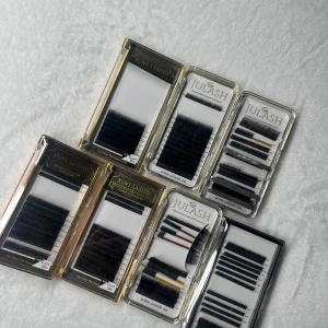 Ögonfransförlängningar från Xlnt Lashes och Julash - Säljer flera set av ögonfransförlängningar från Xlnt Lashes och Julash. Perfekta för att skapa en fyllig och dramatisk look. Kommer i olika längder och tjocklekar för anpassad styling. Förpackade i praktiska askar för enkel förvaring.