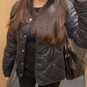 Mango jacka - Eftrrtraktad svart quiltad jacka från mango som är slutsåld på hemsidan. strl 34 men passar 46 också 