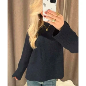 mörkblå stickad tröja - Mysig mörkblå stickad tröja med långa ärmar. Perfekt för kyligare dagar och enkel att matcha med olika outfits.