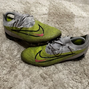 Nike Phantom GX  - Tjena! Säljer dessa feta Nike Phantom GX FG i en nice colour way❗️| Skick: 7/10 de är inte i det bästa skicket men de är inte några allvarliga skador på dojorna som hindrar dig från att lira på planen 😉| Storlek: UK 8/ EU 42 men passar dessutom UK 8,5/ EU 43 😁| Ny pris ca 3100kr 💵|Färg: Lime Grön 💚| Tillbehör: Den kommer med en boxen 😄| Fraktar: Spårbart genom PostNord och Instabox 📦| Hör av er för mer information | Allt gott 😉👊