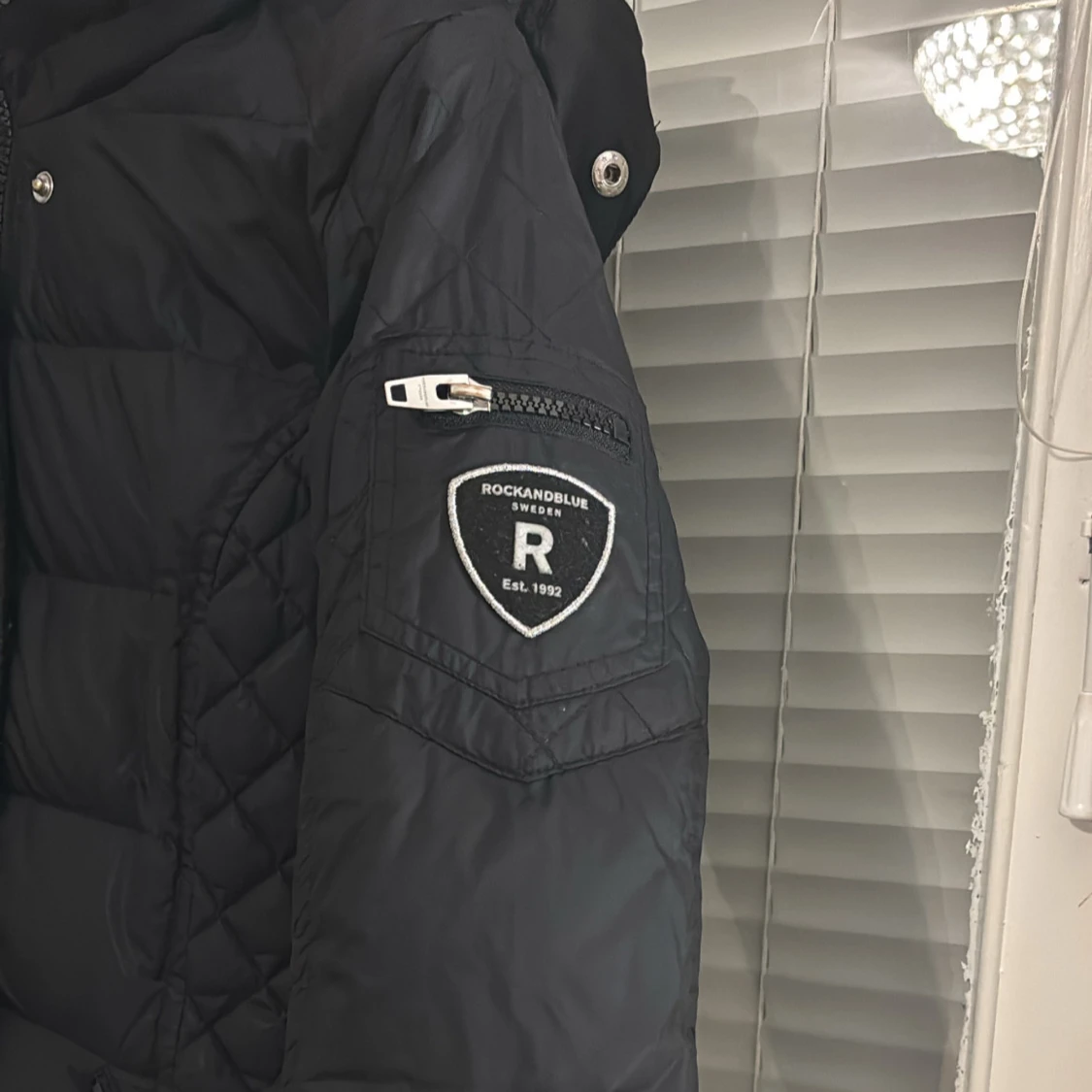 Svart dunjacka med päls från Rockandblue - 3