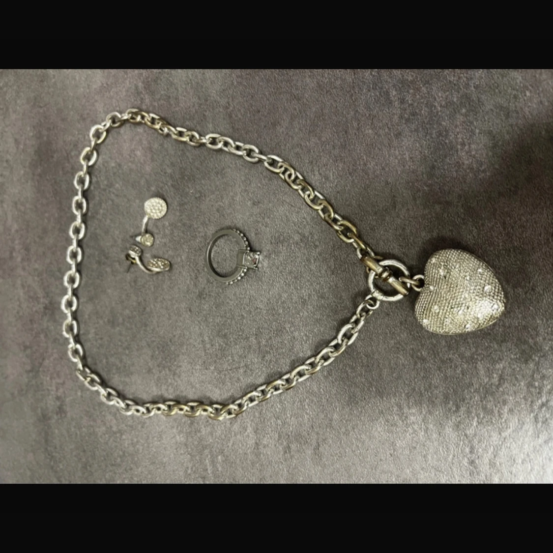 Smyckeset med halsband, örhängen och ring