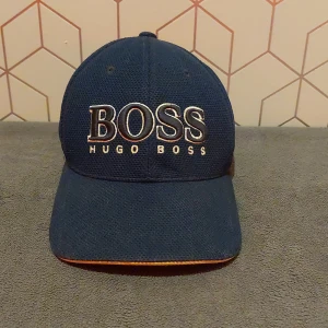 Blå keps från Hugo Boss - Snygg blå keps från Hugo Boss. Pris kan diskuteras. Skick 7/10