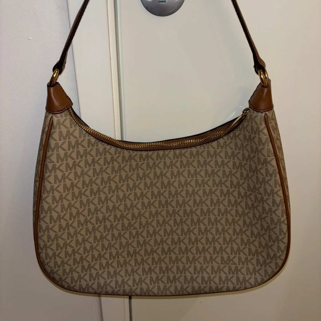 Beige/brun axelväska från Michael Kors - 90