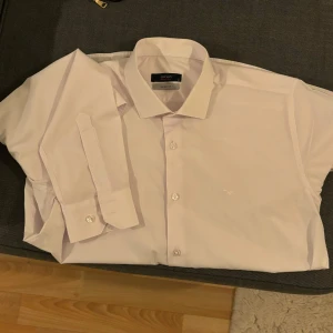 Vit skjorta  - Storlek L fint skick