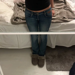 Blå jeans med slitningar❤️ - Snygga blå jeans med slitningar och en klassisk femficksdesign. De har en låg midja och en  bootcut passform. Perfekta för en avslappnad stil.❤️