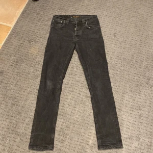 Svarta jeans från Nudie Jeans - Snygga svarta jeans från Nudie Jeans i storlek 30/32.  Modell grim tim i väldigt bra skick 