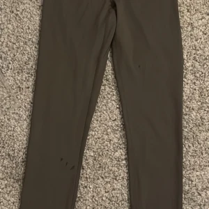 Arme grön träningsbyxor - Snygga arme gröna träningsbyxor perfekt för träning.