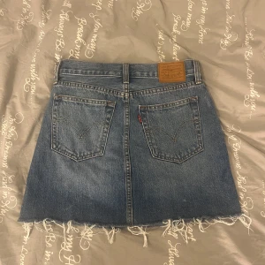 Levis jeanskjol - Högmidjad Levis denim kjol i storlek 25 vilket motsvarar en 34-36 ungefär. Jättefint skick!