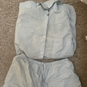 Randig pyjamas - Bra skick, blå och vitrandig!