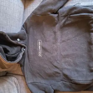 Säljer pull and bear hoodie, storlek M den är i bra skick. Pris kan diskuteras