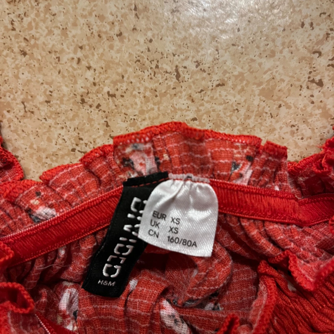 Röd blommig offshoulder topp från H&M - 92