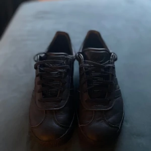 Gazelle skor - Säljer mina svarta Adidas Gazelle skor. Nyskick. Kvitto och låda finns dock inte kvar. Säljer dom eftersom dom är för små.  