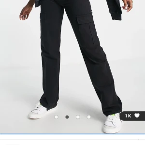 Cargobyxor  - Cargobyxor från stradivarius. Små i storleken. Jag har vanligtvis M/38 och kan ha dom, men det är lite oversized/baggy. 