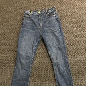 Säljer ett par mörkblåa jeans för att de är för stora på mig. Skick 10-10 