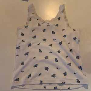 Vit top med blå blommor 💙40 + frakt  - Jätte fin top med blom mönster 💙passar bra till allt inte använd!