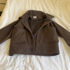 Kappa - Jättefin brun kappa ifrån Kappahl köpt för 1,5 år sedan. Den är i bra skick. Nypris 900kr, säljer för 500.