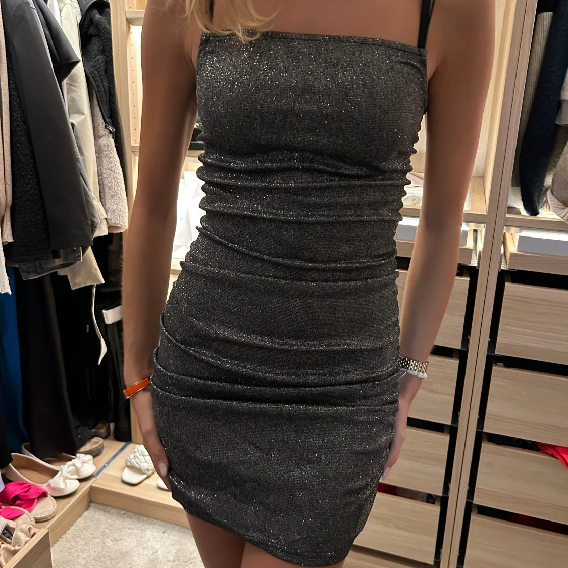 Glittrig klänning  - 91