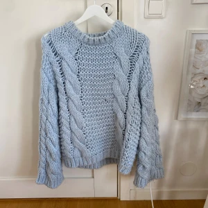 Tjock stickad tröja  - Säljer nu denhär stickade tröjan som har lite defekter därav priset 