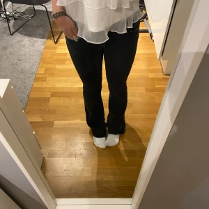 Svarta lågmidjade jeans⭐️ - Jag säljer dessa jeansen i fint skick från Gina Tricot pga fel storlek⭐️ Köpta för 499kr💕 