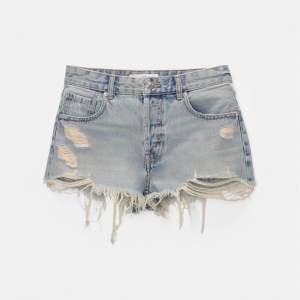 Säljer ett par snygga blå jeansshorts från Pull&Bear. De har en cool, sliten look med fransiga kanter och slitningar på framsidan. Perfekta för sommaren och ger en avslappnad stil. Aldrig använda, lapparna sitter kvar. 💞