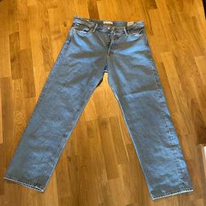 Ett par fina Jack & Jones loose jeans i nytt skick, con 10/10 skriv om intresserade 