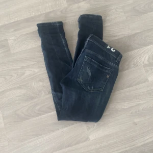 Dondup jeans - Dondup jeans i storlek 31 köpta på café of Carl för runt 3000kr säljer nu för betydligt billigare, hör av er vid frågor och funderingsr