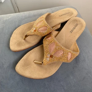 Sandaler med liten klack - Super gulliga sandaler med liten klack. Klacken är ca 3 cm hög. Står inte vilken storlek det är men passar mig som har strl 40🥰