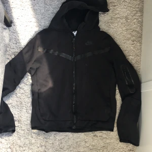 Nike tech - Jag säljer min tech flecce storlek 158-170 säljer för att inte behöver den längre