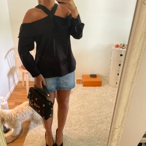 Svart topp - Svart jätte cool och unik topp, perfekt till fest eller vardags ❣️❣️går ej att få tag i längre! 