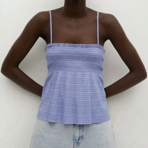 Mango linne - Säljer detta gulliga linne från mango! I storlek S och i nyskick, har dock klippt bort lappen inuti annars är den som ny. Säljer för 75kr.