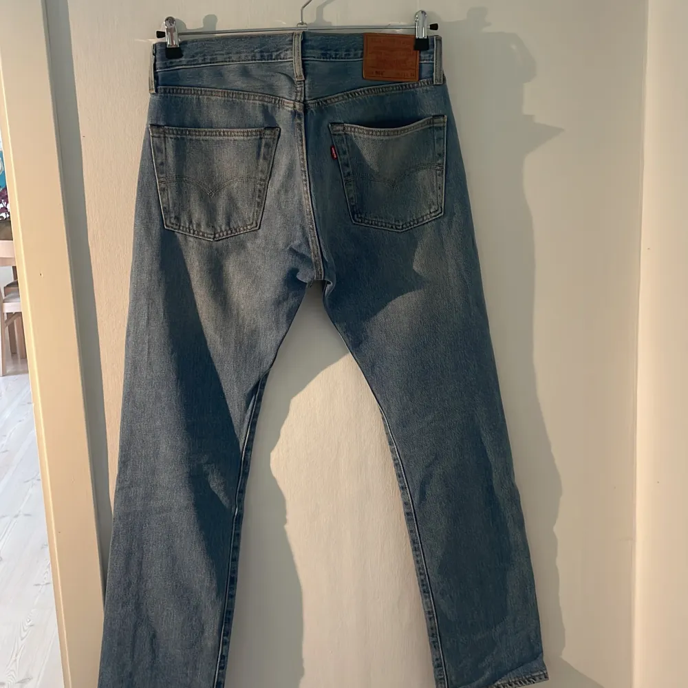 Säljer ett par klassiska Levi's 501 jeans i ljusblå denim. De har en rak passform och har använts varsamt, (skick 8,5/10). Hör gärna av er vid frågor eller funderingar! . Jeans & Byxor.