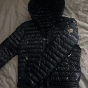 Moncler celestin down jacket - Säljer nu min feta moncler jacka eftersom den inte passar mig längre, hör av er vid intresse/frågor🤩🤩🤩 