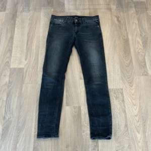 Replay jeans - Snygga Replay jeans som är i 9/10 skick nypris 1250 mitt pris 299 tveka inte på att höra av dig vid frågor eller annat