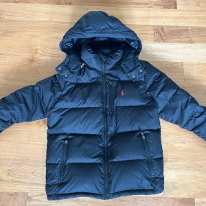 POLO RALP LAUREN JACKA  - SÄLJER EN POLO JACKA FÖR 1000kr, Storlek L 14-16 år alltså barnstorlek. Jackan är i färgen svart och är i ett perfekt skick!