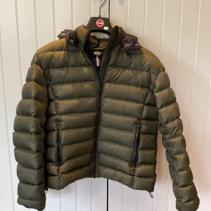 Colmar Jacka - Nu är den här riktigt stilrena Colmar jackan till salu. Tyvärr är den påväg att bli för liten för mig. Den användes sparsamt förra vintern och är i princip nyskick. Äkthetsbevis ingår självklart. Nypris är 5300 .Hör av er vid frågor och funderingar!