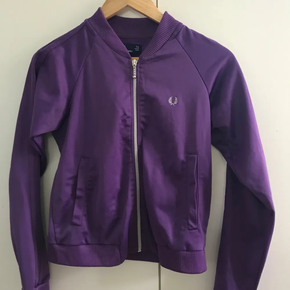 Fred Perry Bomberjacka storlek 40, är liten i storlek så skulle säga den passar en som har 36-38 (S/M).   Fint skick, knappt använd.. Tröjor & Koftor.