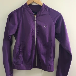 Fred Perry Bomberjacka - Fred Perry Bomberjacka storlek 40, är liten i storlek så skulle säga den passar en som har 36-38 (S/M).   Fint skick, knappt använd.
