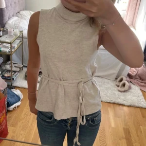 INTRESSEKOLL Zara knyt topp med krage - Knyttopp med krage från Zara i storlek S. Säljer på grund av att den inte kommit till användning. Perfekt till hösten. 